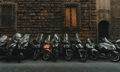 motorcycles park near building — Foto por Clay Banks na Unsplash
