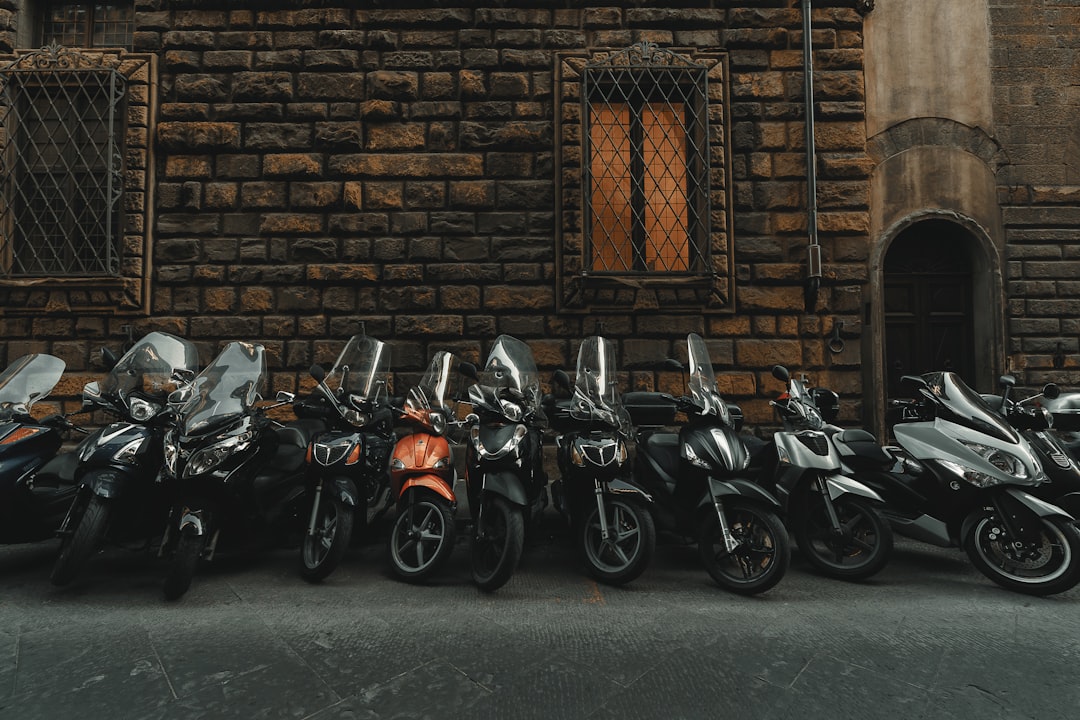 motorcycles park near building — Foto por Clay Banks na Unsplash
