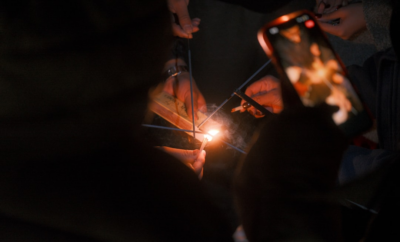 Person welding metal with bright sparks flying. — Foto por Barnaby Woodrow na Unsplash