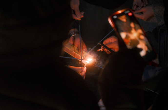 Person welding metal with bright sparks flying. — Foto por Barnaby Woodrow na Unsplash