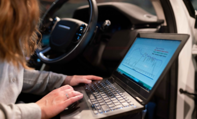 woman in gray long sleeve shirt using black laptop computer — Foto por ThisisEngineering na Unsplash