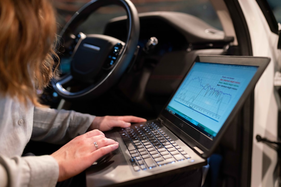 woman in gray long sleeve shirt using black laptop computer — Foto por ThisisEngineering na Unsplash
