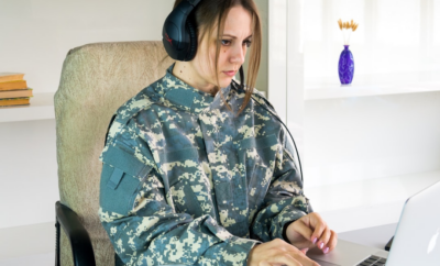 a woman wearing headphones sitting in front of a laptop computer — Foto por Bermix Studio na Unsplash
