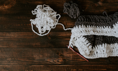 white and gray knit apparel — Foto por Kelly Sikkema na Unsplash