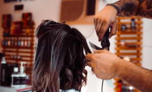 woman in white shirt holding hair blower — Foto por Nicolás Flor na Unsplash