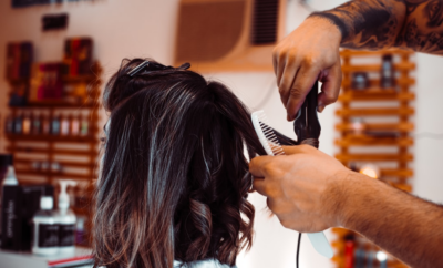woman in white shirt holding hair blower — Foto por Nicolás Flor na Unsplash